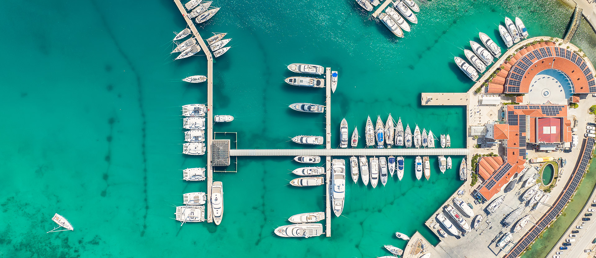 Vista aerea di un porto turistico con yacht di lusso ormeggiati